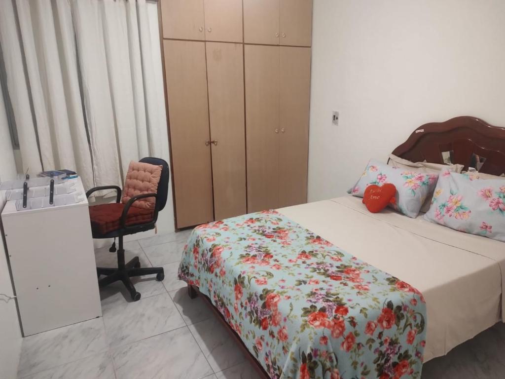 - une chambre avec un lit, un bureau et une chaise dans l'établissement Aconchegante e especial, à Récife