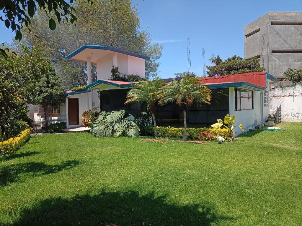 阿特利斯科的住宿－Casa Atlixco de las Flores，绿色草地的院子