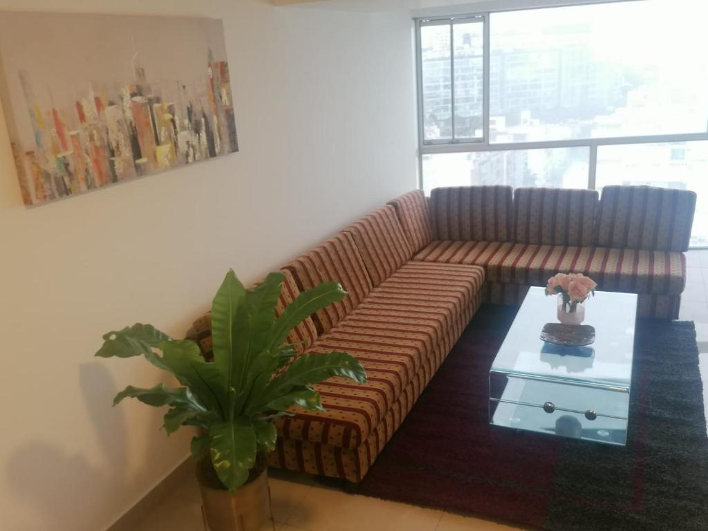 sala de estar con sofá y mesa de centro en Apart Peru, en Lima