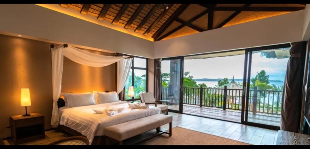 Postel nebo postele na pokoji v ubytování H Resort Bohol - The Coral Cliff by SMS Hospitality