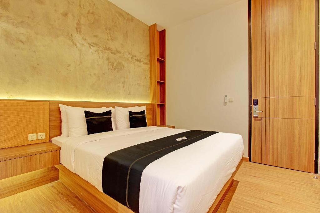 a bedroom with a large bed in a room at Capital O 92987 Keenan Living Perumnas in Yogyakarta