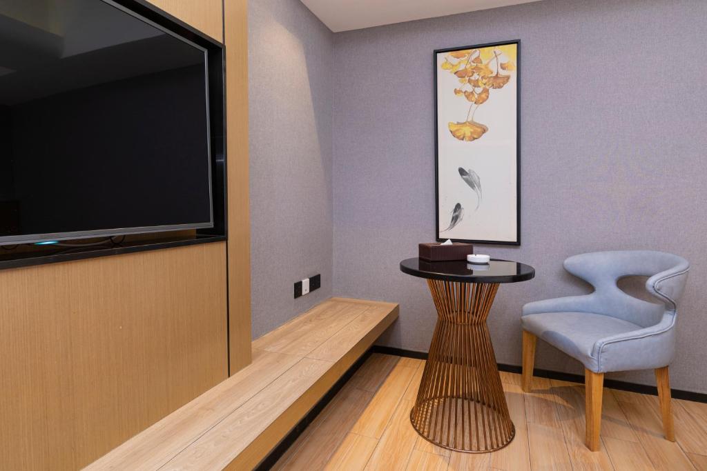 TV a/nebo společenská místnost v ubytování Orange Tree International Hotel Zhujiang New Town Huacheng Sqaure Branch - Free Shuttle Bus to Canton Fair Complex During Canton Fair Period