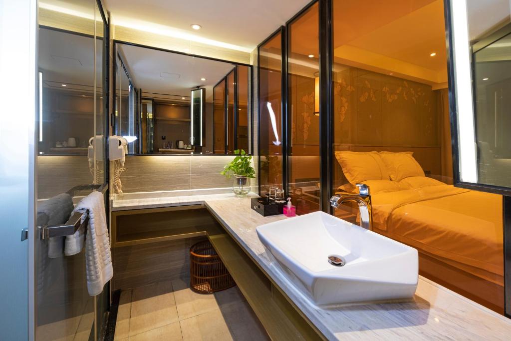 Postel nebo postele na pokoji v ubytování Orange Tree International Hotel Zhujiang New Town Huacheng Sqaure Branch - Free Shuttle Bus to Canton Fair Complex During Canton Fair Period