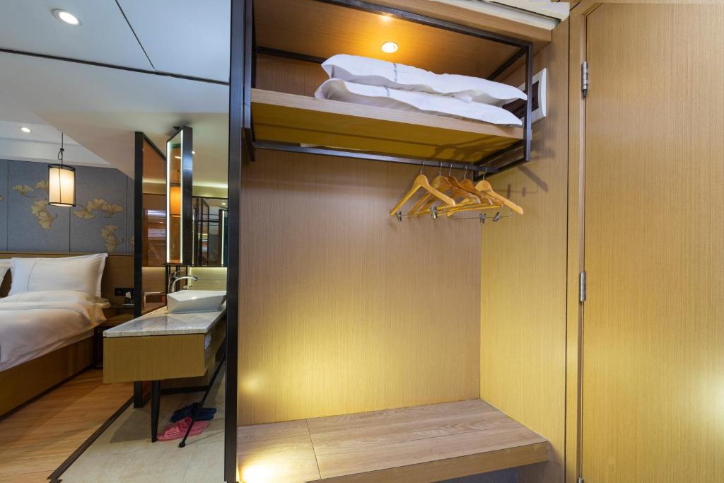 Postel nebo postele na pokoji v ubytování Orange Tree International Hotel Zhujiang New Town Huacheng Sqaure Branch - Free Shuttle Bus to Canton Fair Complex During Canton Fair Period