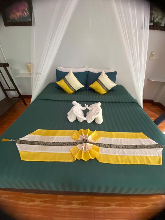 Postel nebo postele na pokoji v ubytování Khao Sok River & Jungle Bungalow