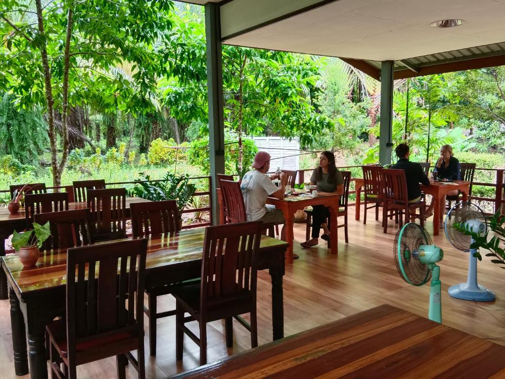 Restaurace v ubytování Khao Sok River & Jungle Bungalow