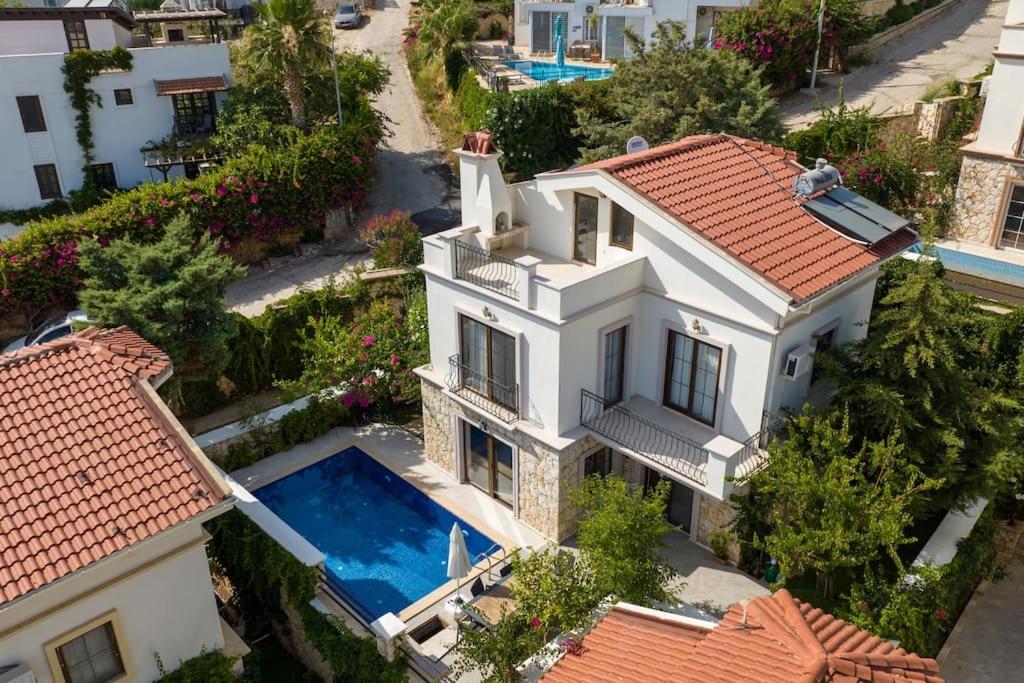 Výhled na bazén z ubytování Havuzu, plajı, bahçesi ve olağanüstü manzarasıyla… nebo okolí