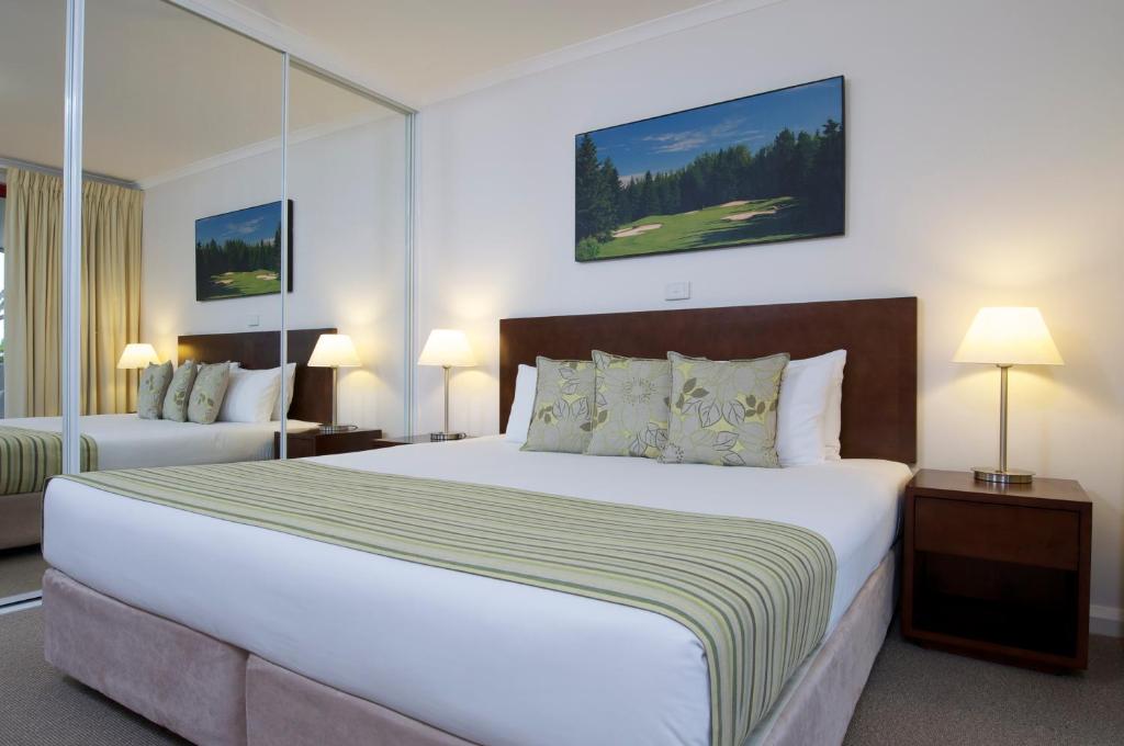 Postel nebo postele na pokoji v ubytování Club Wyndham Port Stephens
