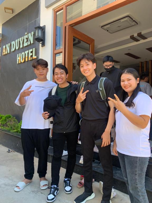 a group of people standing outside of a hotel at Khách sạn ĐẢO LÝ SƠN- AN DUYÊN in Quang Ngai