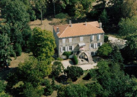eine Luftansicht eines großen Hauses mit Dach in der Unterkunft Manoir Angle in Blanzay-sur-Boutonne