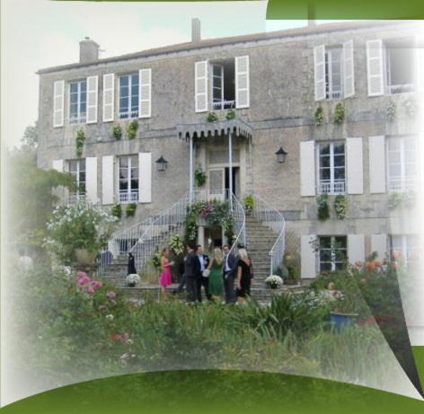 a group of people standing in front of a building at Manoir Angle in Blanzay-sur-Boutonne