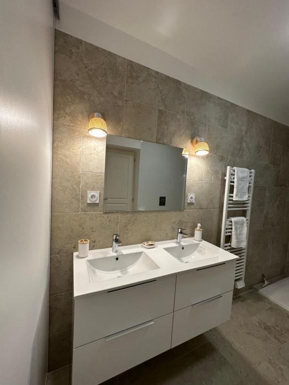 ein Badezimmer mit 2 Waschbecken und einem Spiegel in der Unterkunft Villa Campana - Sartène in Sartène