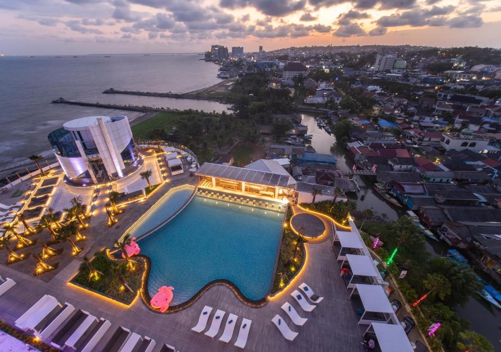Bazén v ubytování Pentacity Hotel Balikpapan nebo v jeho okolí