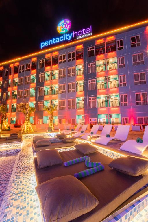 Bazén v ubytování Pentacity Hotel Balikpapan nebo v jeho okolí