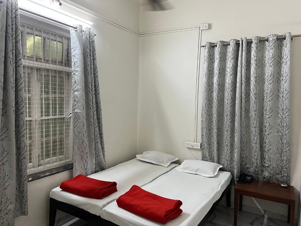 Postel nebo postele na pokoji v ubytování Hotel Laxminarayan Niwas