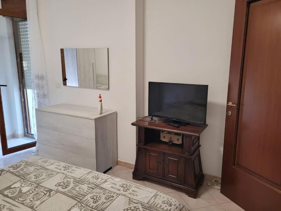TV a/nebo společenská místnost v ubytování Sorso, 18km di spiagge low-cost