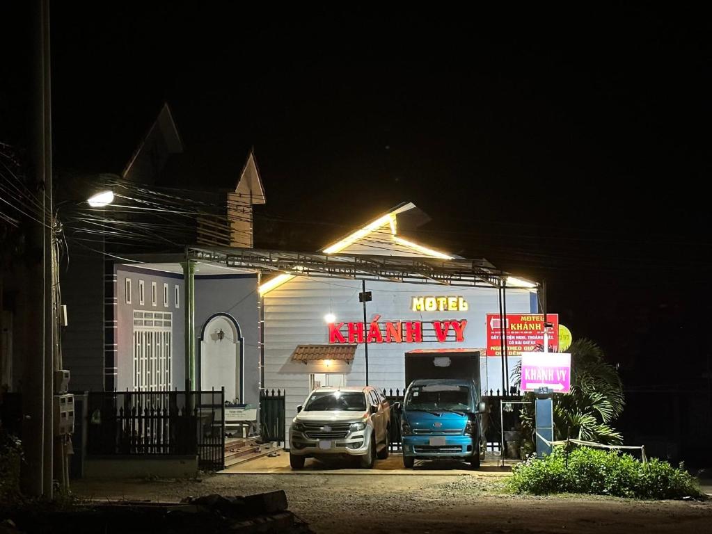 a truck parked at a gas station at night at Motel Khánh Vy in Bao Loc