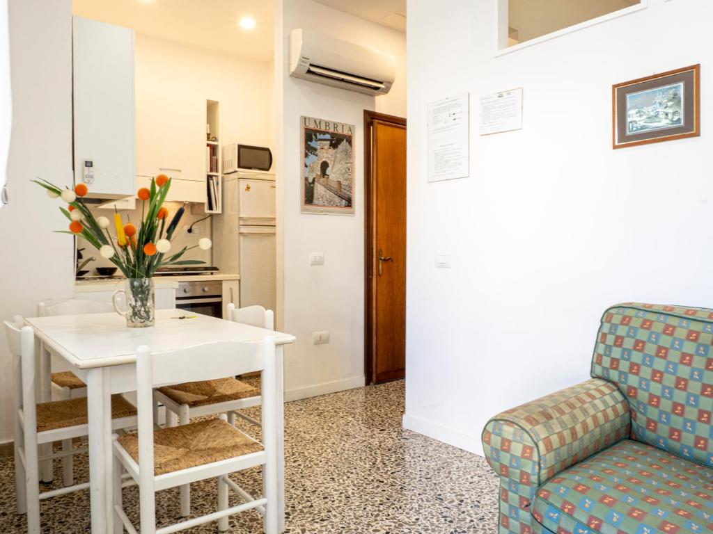 MontecastrilliにあるBilocale Verde Umbriaのリビングルーム(ソファ、テーブル、椅子付)