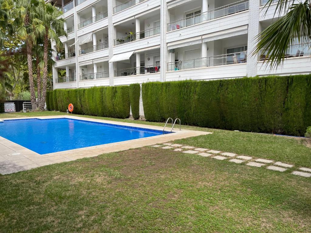 a building with a swimming pool in front of a building at Amplio Apartamento con acceso directo a piscina in Platja d'Aro
