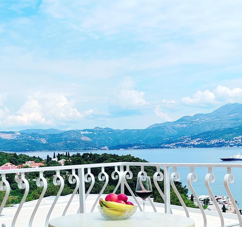 - un bol de fruits sur une table sur un balcon dans l'établissement Villa Stanović Tea, à Cavtat