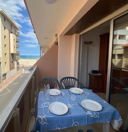 une table avec un chiffon bleu sur un balcon dans l'établissement Appartement T2 Accès direct plage 4CA-BE210B One bedroom apartment direct beach, à Canet
