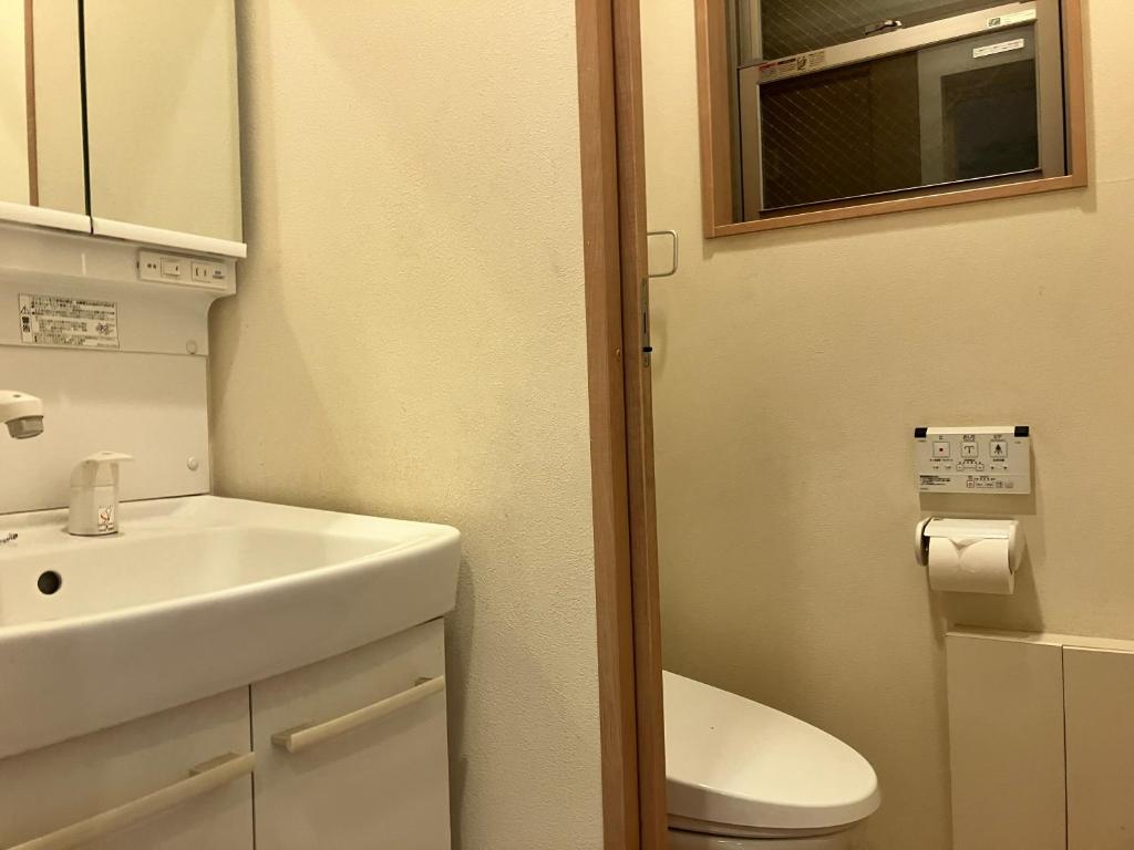 Salle de bains dans l'établissement 新規OPEN8割！1棟貸切・10名可能！秋葉原まで13分、新宿まで32分／スカイツリー近く