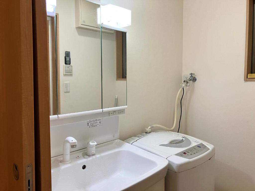 Salle de bains dans l'établissement 新規OPEN8割！1棟貸切・10名可能！秋葉原まで13分、新宿まで32分／スカイツリー近く