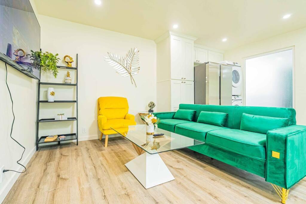 2B2B APT Newly Remodeled في باسادينا: غرفة معيشة مع أريكة خضراء وكرسي اصفر