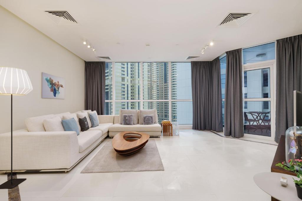 Posezení v ubytování Maison Privee - Urban Apt in Dubai Marina with Partial Sea Views