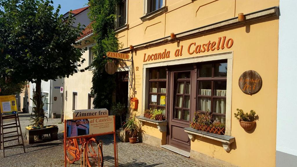 a building with a sign in front of it at Gästehaus Locanda al Castello Stolpen in Stolpen
