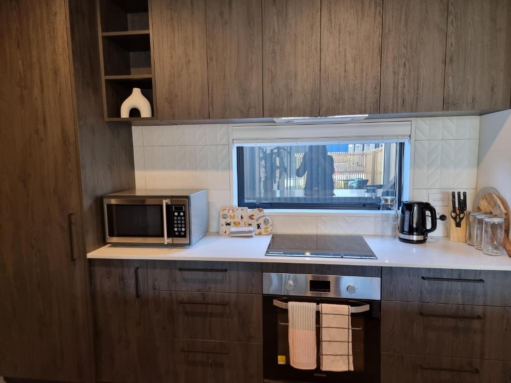 Addington townhouse with carpark 8mins walk to Hagley park south - Resim 16