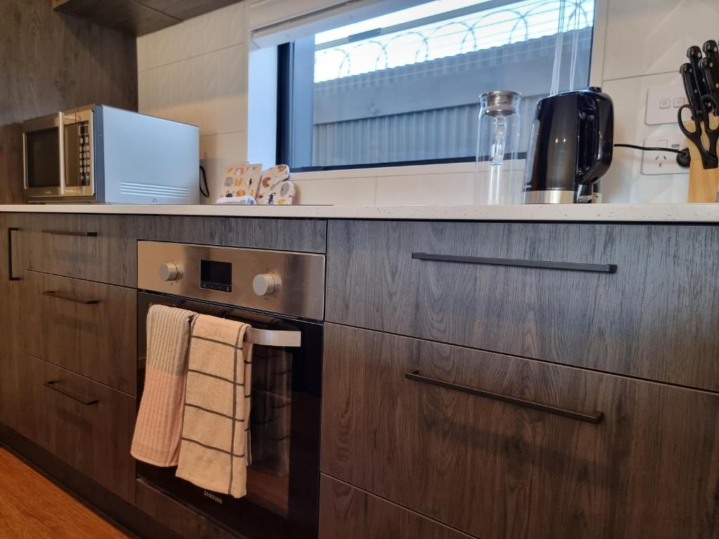 Addington townhouse with carpark 8mins walk to Hagley park south - Resim 17