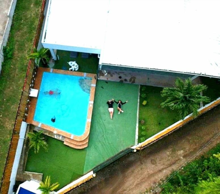 uma vista superior de uma piscina com duas pessoas a nadar em ***Panglao 2BR Villa w/Private Pool Near the Beach em Taporok