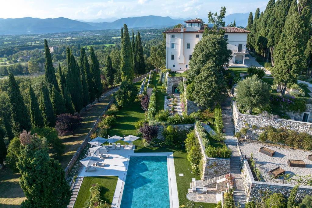 an aerial view of a villa with a swimming pool at Eremus Relais in Lonato