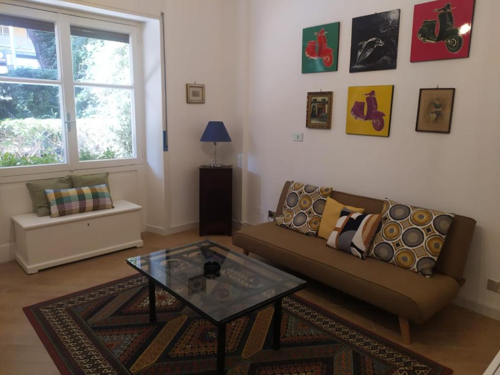 een woonkamer met een bank en een tafel bij Al Papergatto in Messina