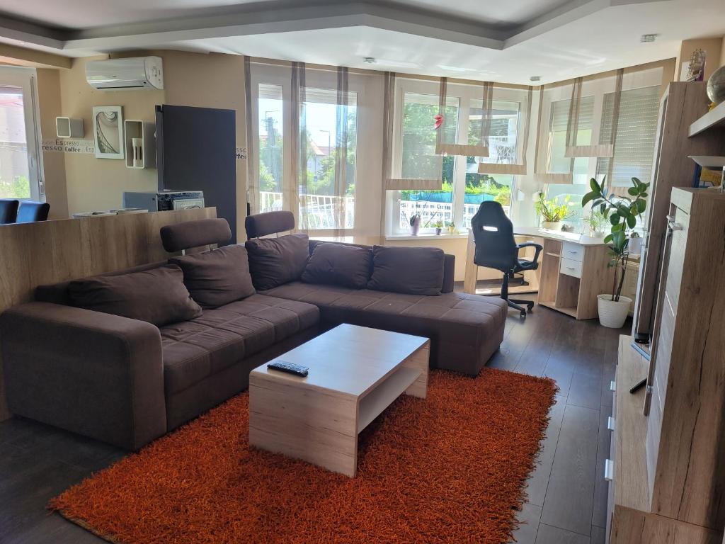- un salon avec un canapé et une table basse dans l'établissement LI-DO Vendégház, à Balatonfüred