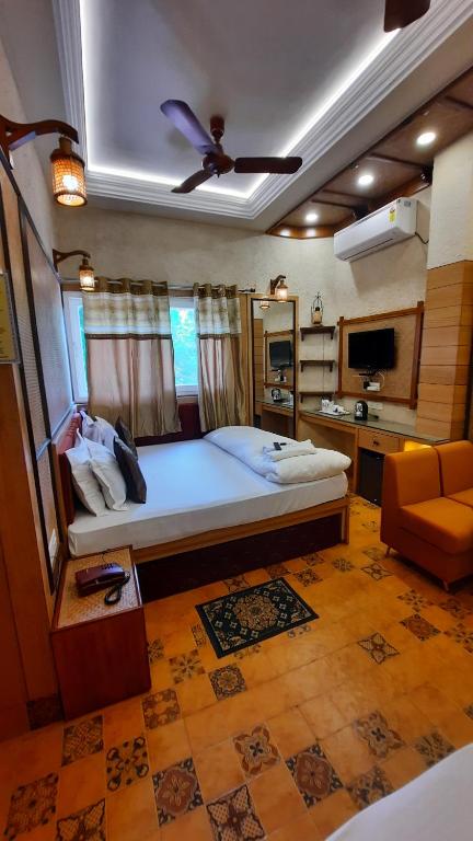 Postel nebo postele na pokoji v ubytování Hotel Temple On Ganges