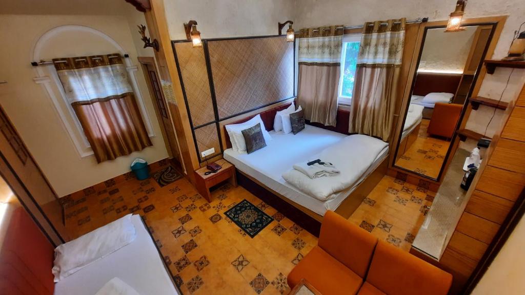 Postel nebo postele na pokoji v ubytování Hotel Temple On Ganges