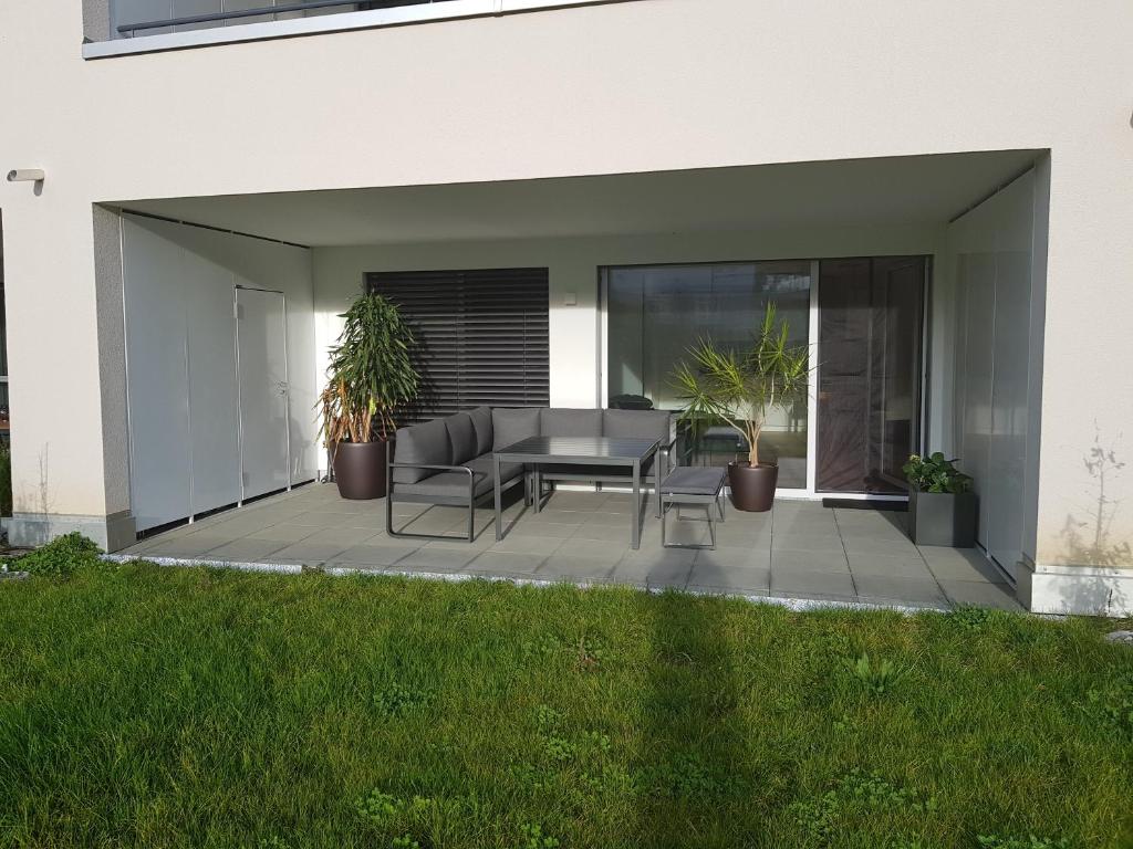 a patio with a couch and chairs and plants at Ferienwohnung im Glockenziel in Engen