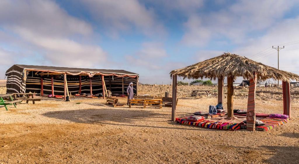 grupa budynków na środku pustyni w obiekcie חאן נחל חווה Han Nahal Hava w mieście Micpe Ramon