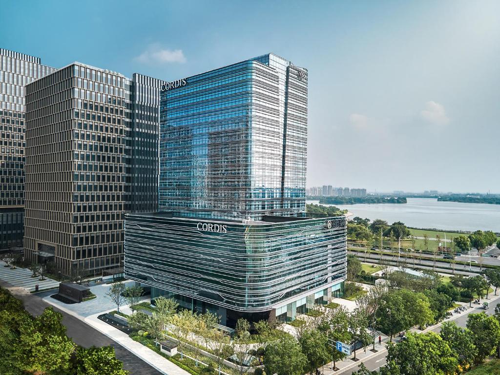 un edificio de oficinas con un cartel en el costado en Cordis, Xuzhou, en Xuzhou