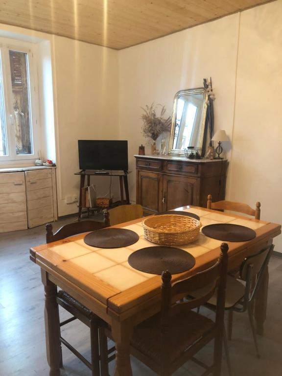 Cette chambre comprend une table en bois avec des chaises et un miroir. dans l'établissement Chez julie, à Seyne