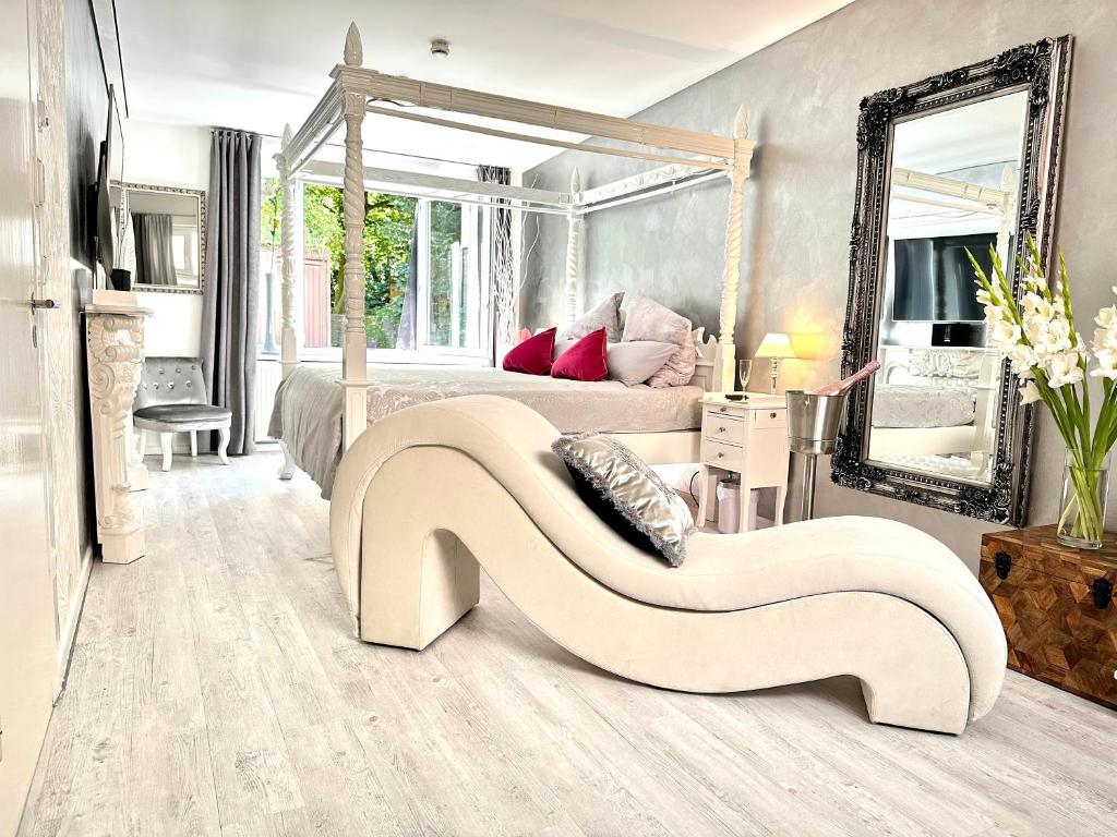 um quarto com uma cama e um sofá branco em JB City Loft em Hamburgo