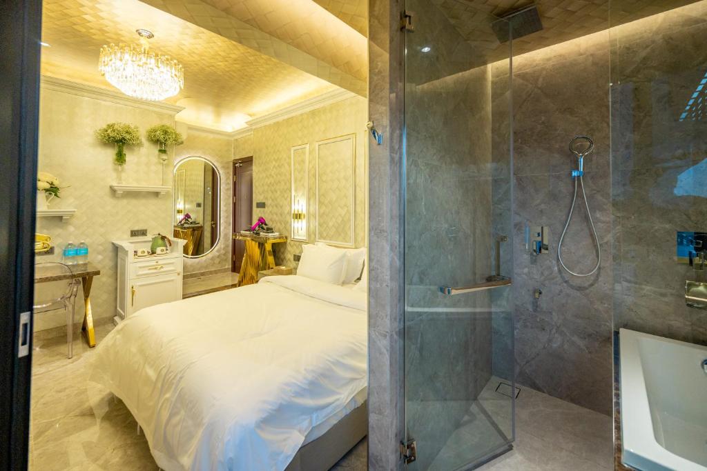 a bedroom with a large bed and a shower at Ritz Residence @ Imago Loft B 7th Floor in Kota Kinabalu