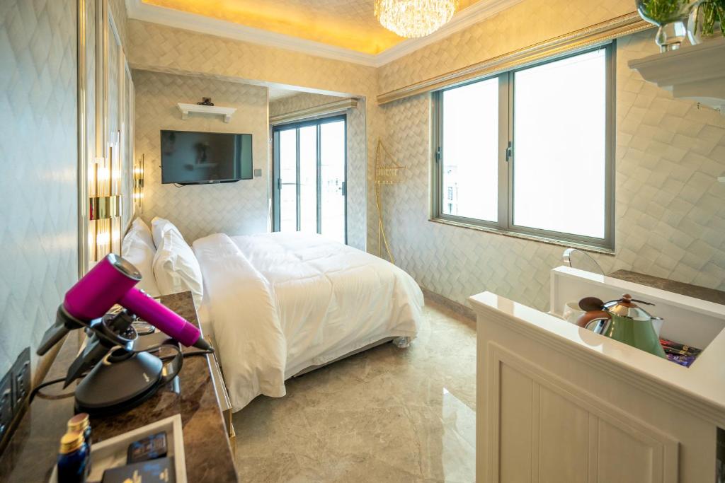 a bedroom with a bed and a desk with a lamp at Ritz Residence @ Imago Loft B 7th Floor in Kota Kinabalu