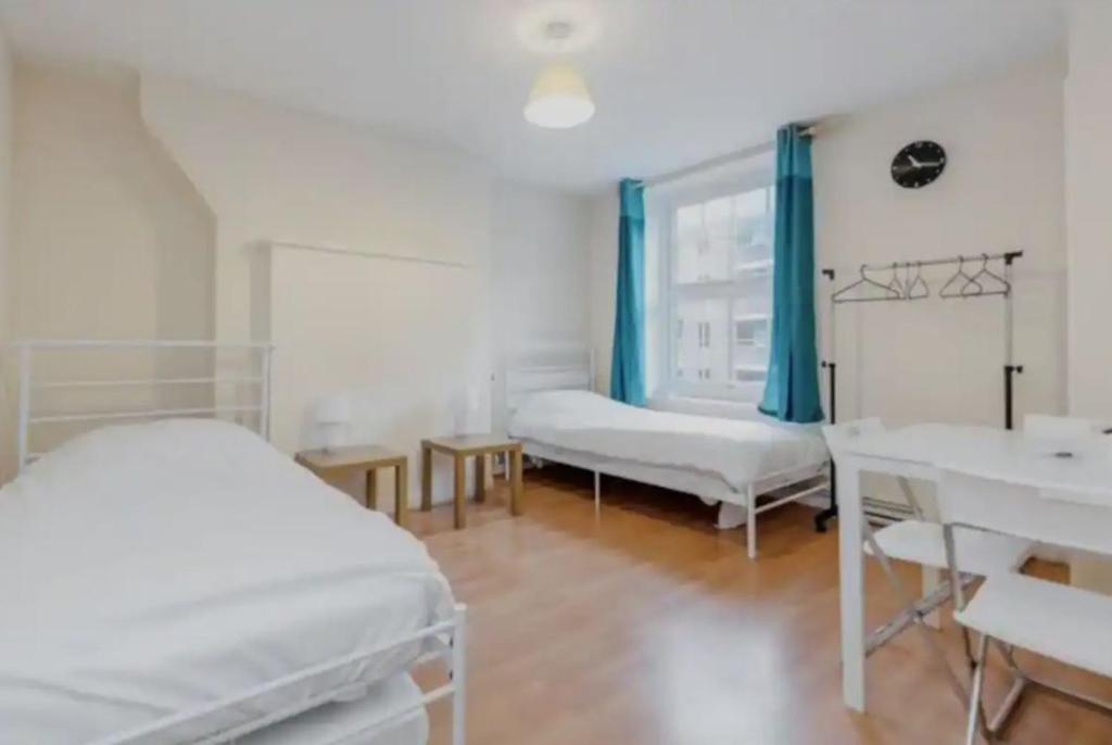 une salle d'hôpital avec deux lits et une table dans l'établissement APlaceToStay Central London apartment, Zone 1 LEIC, à Londres