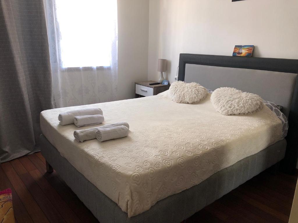 une chambre avec un lit avec des serviettes dessus dans l'établissement Chambre privée confortable à louer chez l habitant proche plage et centre ville de Nice, à Nice