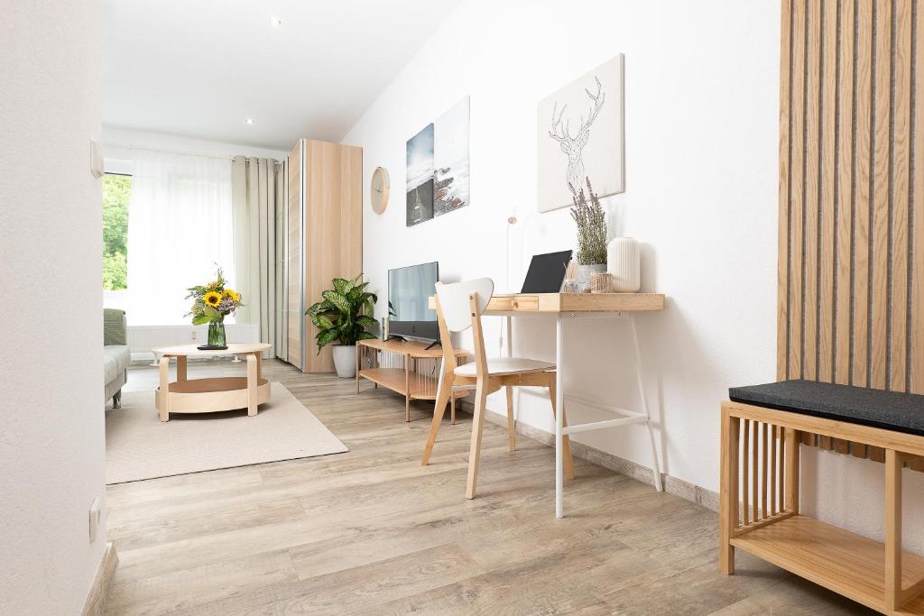 a living room with a table and a dining room at Apart4me Scandi Apartment Geislingen zentral mit Parkplatz in Geislingen an der Steige