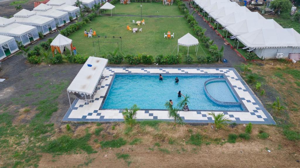 uma vista sobre uma grande piscina com tendas em Unity Holiday Resort - Statue Of Unity em Kevadia