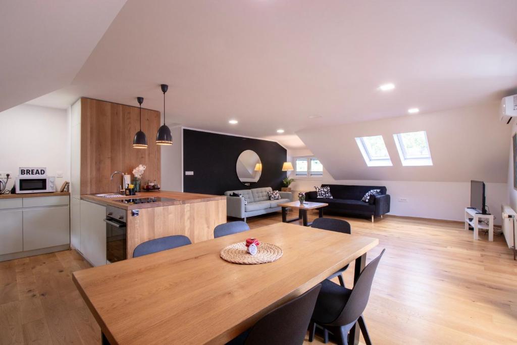 cocina y sala de estar con mesa de madera y comedor en River Valley Vista Apartment, en Bohinjska Bela